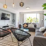 Spacious, Deluxe 3 Bed Green Point Apartment