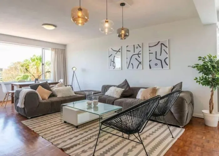 Spacious, Deluxe 3 Bed Green Point Apartment
