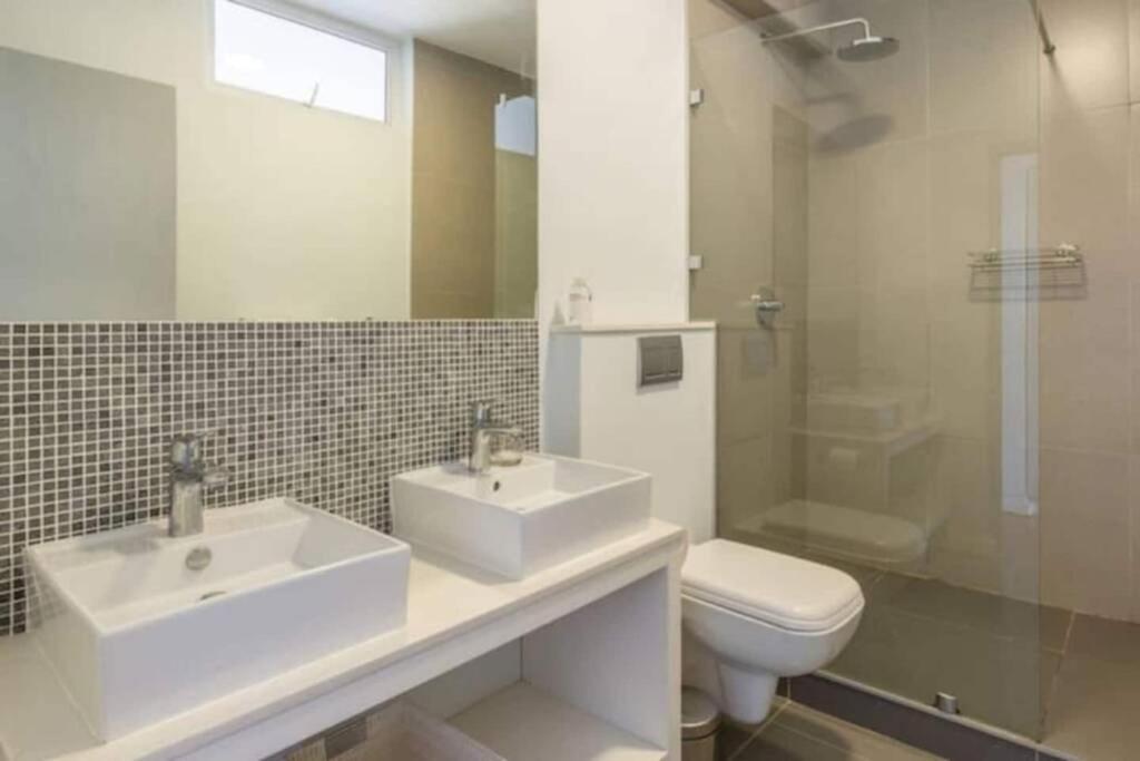 Spacious, Deluxe 3 Bed Point Le Cap